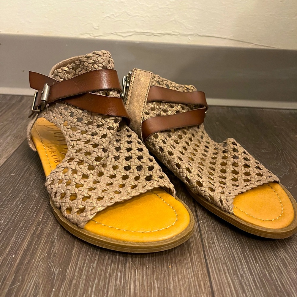 Flat sandals